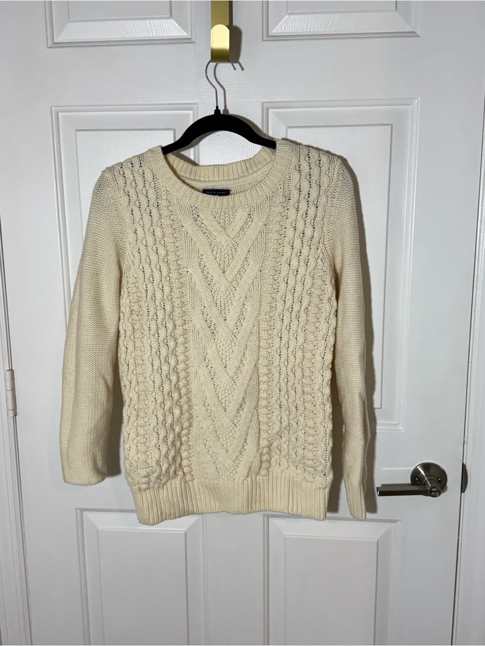 Women’s M Tommy Hilfiger Cream Cable-Knit Crewneck Sweater